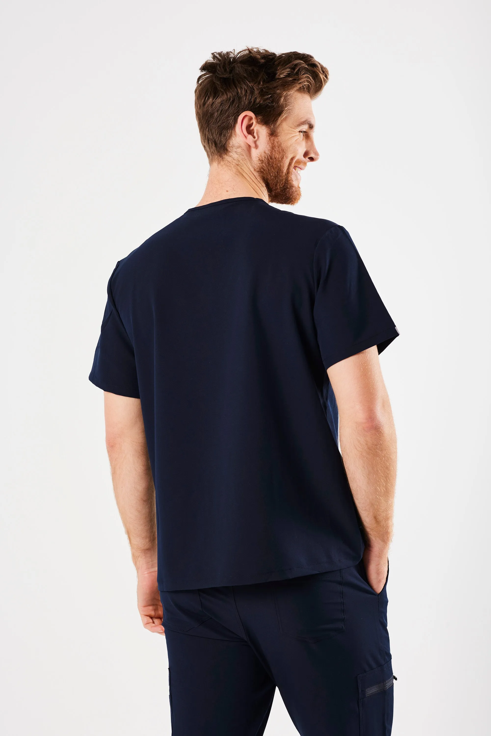 CLASSIC V-NECK WITH SIDE POCKETS MEN'S SCRUB TOP (NAVY)